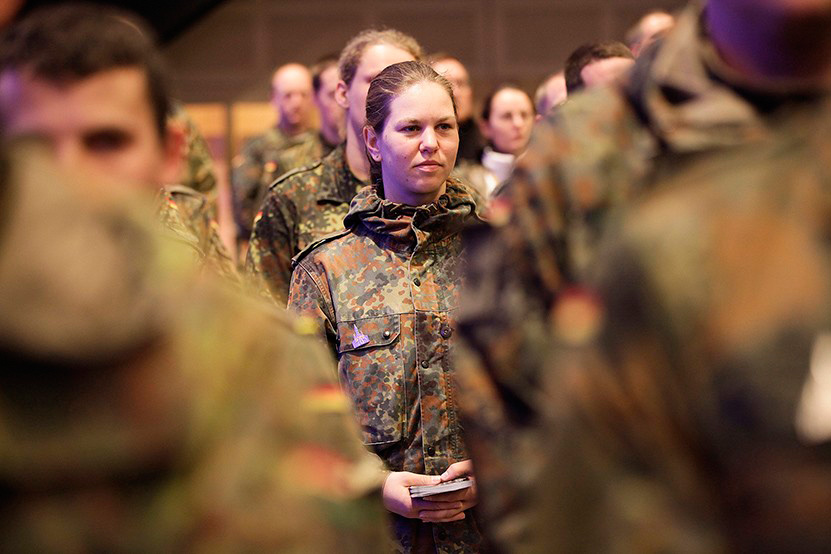 http://www.lux-fotografie.de/files/gimgs/th-15_Leutnant Daphne Scholzen_Kompass_2013.jpg
